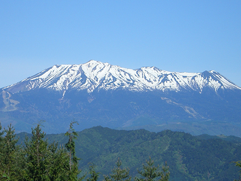 木曽の霊峰、御嶽山（木曽町から撮影）