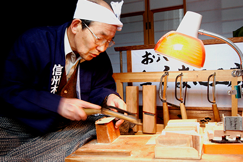 お六櫛の職人さん