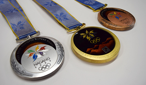 伊藤さんが手がけた1998年長野オリンピックのメダル