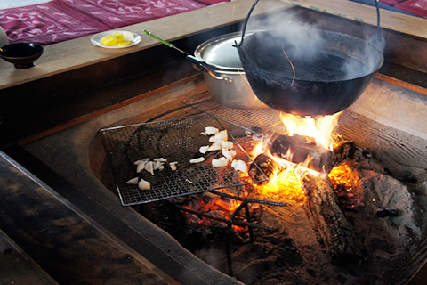 囲炉裏でお餅を焼いているところ