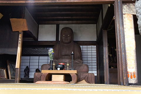 囲炉裏でお餅を焼いているところ