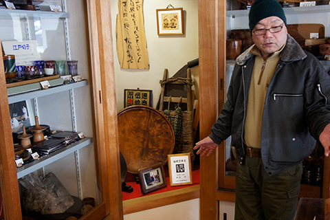 A feature of lathe craft in Nagiso is to keep the beauty of wood grain