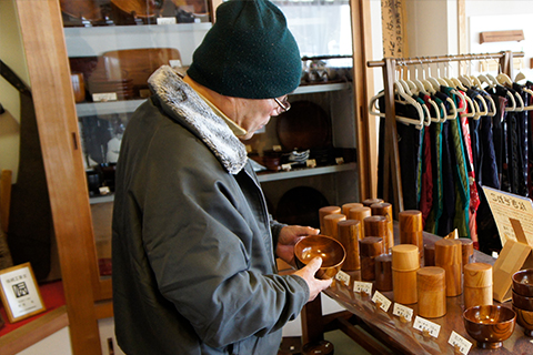 A feature of lathe craft in Nagiso is to keep the beauty of wood grain